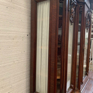 Luikse buffetkast in twee delen, gemaakt van gepatineerd massief eikenhout – 20e eeuw