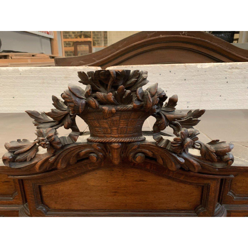 Buffet liégeois en deux corps en chêne massif patiné – XXᵉ siècle