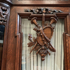 Buffet liégeois en deux corps en chêne massif patiné – XXᵉ siècle