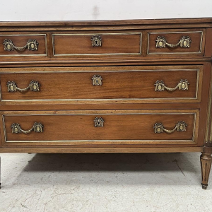Mahoniehouten commode in Lodewijk XVI-stijl met een blad van grijs geaderd marmer – 19e eeuw