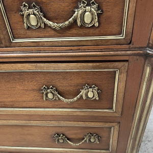 Commode de style Louis XVI en acajou, dessus de marbre gris veiné – XIXᵉ siècle