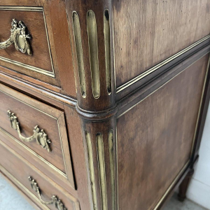 Commode de style Louis XVI en acajou, dessus de marbre gris veiné – XIXᵉ siècle