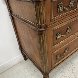 Mahoniehouten commode in Lodewijk XVI-stijl met een blad van grijs geaderd marmer – 19e eeuw