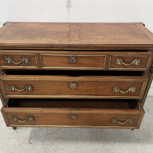 Mahoniehouten commode in Lodewijk XVI-stijl met een blad van grijs geaderd marmer – 19e eeuw