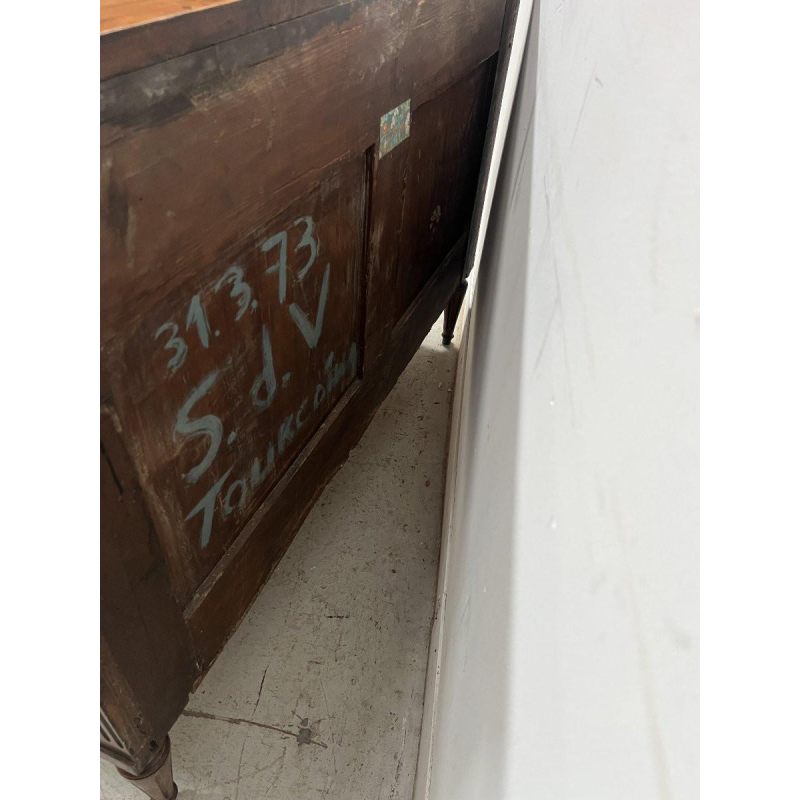 Commode de style Louis XVI en acajou, dessus de marbre gris veiné – XIXᵉ siècle