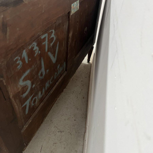 Commode de style Louis XVI en acajou, dessus de marbre gris veiné – XIXᵉ siècle