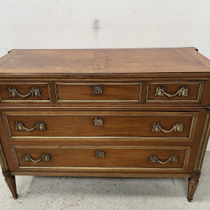Mahoniehouten commode in Lodewijk XVI-stijl met een blad van grijs geaderd marmer – 19e eeuw