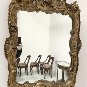 Miroir Louis XV en bois sculpté doré – XVIIIᵉ siècle