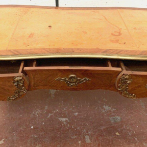 Bureau d’apparat de style Louis XV, dessus de cuir fauve – XIXᵉ siècle