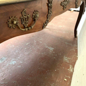 Bureau d’apparat de style Louis XV, dessus de cuir fauve – XIXᵉ siècle