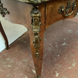 Bureau d’apparat de style Louis XV, dessus de cuir fauve – XIXᵉ siècle