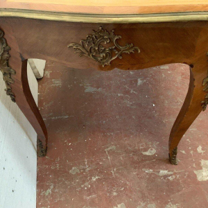 Bureau d’apparat de style Louis XV, dessus de cuir fauve – XIXᵉ siècle