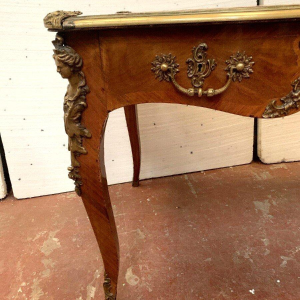 Bureau d’apparat de style Louis XV, dessus de cuir fauve – XIXᵉ siècle