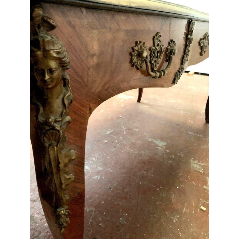 Bureau d’apparat de style Louis XV, dessus de cuir fauve – XIXᵉ siècle