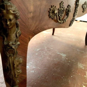 Louis XV style ceremonial desk, tan leather top – 19th century