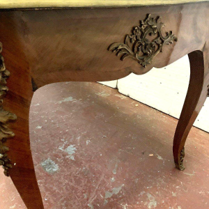 Louis XV style ceremonial desk, tan leather top – 19th century