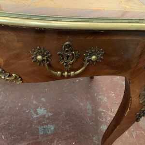 Louis XV style ceremonial desk, tan leather top – 19th century