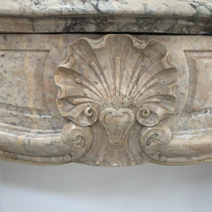 Cheminée de style Louis XV en marbre de brèche rouge – XIXᵉ siècle