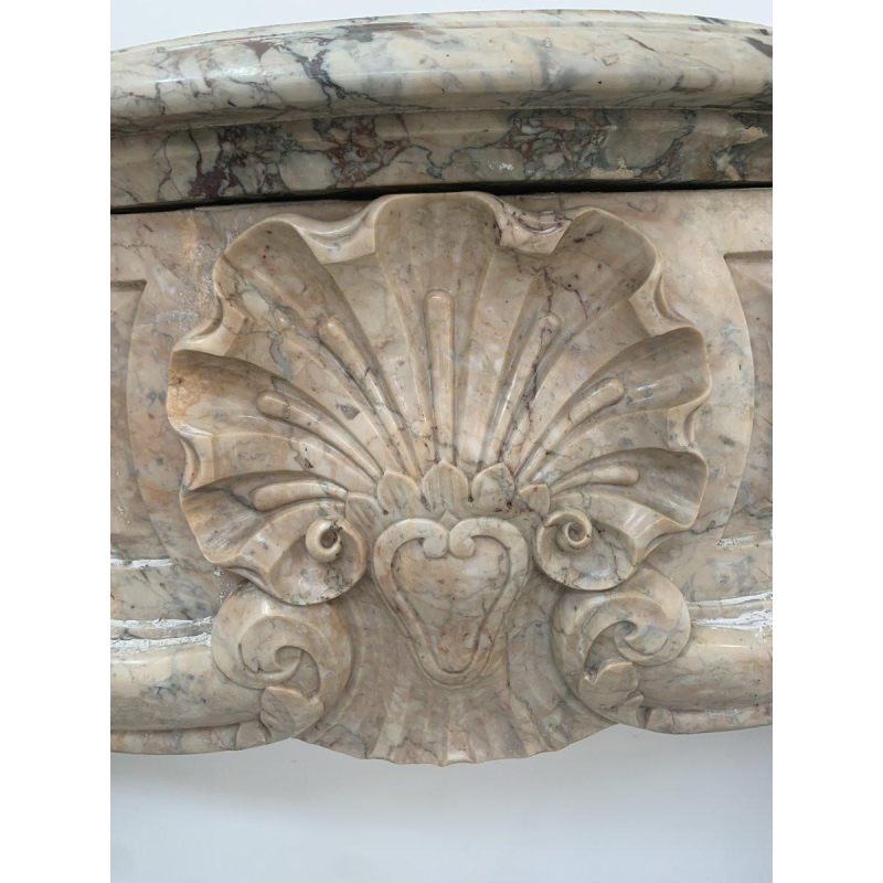 Cheminée de style Louis XV en marbre de brèche rouge – XIXᵉ siècle