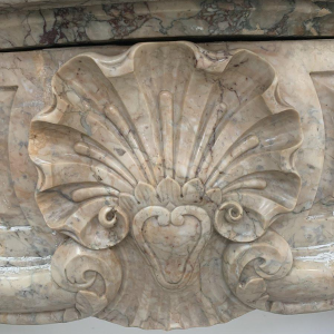 Cheminée de style Louis XV en marbre de brèche rouge – XIXᵉ siècle