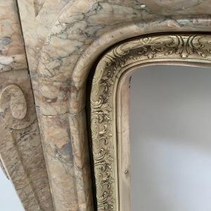 Cheminée de style Louis XV en marbre de brèche rouge – XIXᵉ siècle