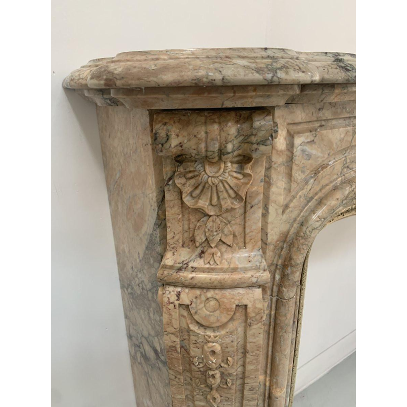 Cheminée de style Louis XV en marbre de brèche rouge – XIXᵉ siècle