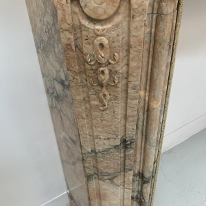 Cheminée de style Louis XV en marbre de brèche rouge – XIXᵉ siècle