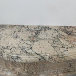 Cheminée de style Louis XV en marbre de brèche rouge – XIXᵉ siècle