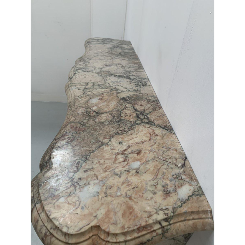 Cheminée de style Louis XV en marbre de brèche rouge – XIXᵉ siècle