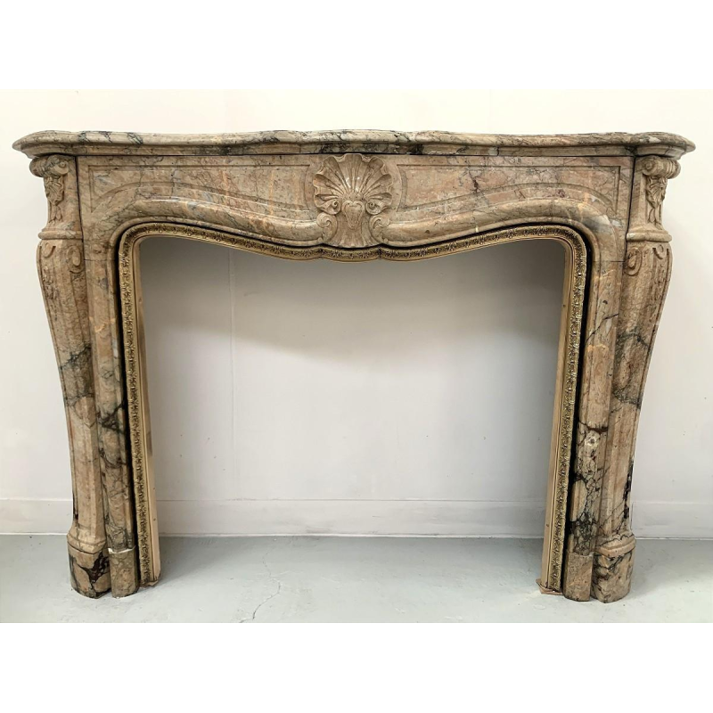 Cheminée de style Louis XV en marbre de brèche rouge – XIXᵉ siècle