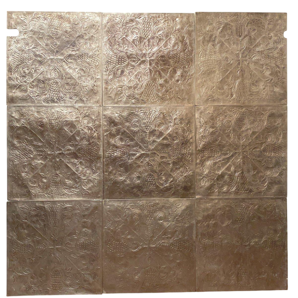 Panneaux d’habillage mural à décor floral stylisé, métal repoussé – XXᵉ siècle