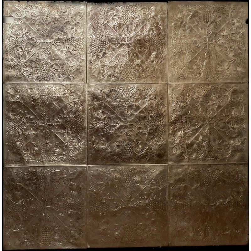 Panneaux d’habillage mural à décor floral stylisé, métal repoussé – XXᵉ siècle