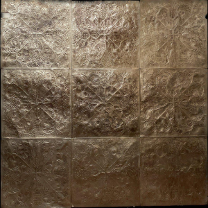 Panneaux d’habillage mural à décor floral stylisé, métal repoussé – XXᵉ siècle