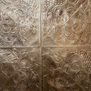 Panneaux d’habillage mural à décor floral stylisé, métal repoussé – XXᵉ siècle