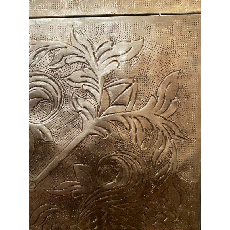 Panneaux d’habillage mural à décor floral stylisé, métal repoussé – XXᵉ siècle