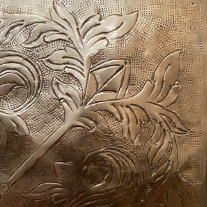 Panneaux d’habillage mural à décor floral stylisé, métal repoussé – XXᵉ siècle