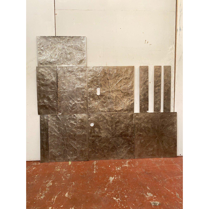 Panneaux d’habillage mural à décor floral stylisé, métal repoussé – XXᵉ siècle