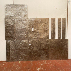 Panneaux d’habillage mural à décor floral stylisé, métal repoussé – XXᵉ siècle