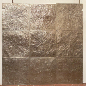 Panneaux d’habillage mural à décor floral stylisé, métal repoussé – XXᵉ siècle