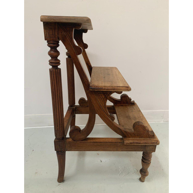 Escalier de bibliothèque en bois teinté à trois marches – XIXᵉ siècle