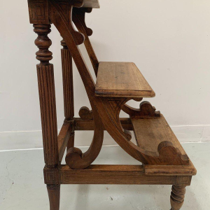 Bibliotheektrap van gebeitst hout met drie treden – 19e eeuw