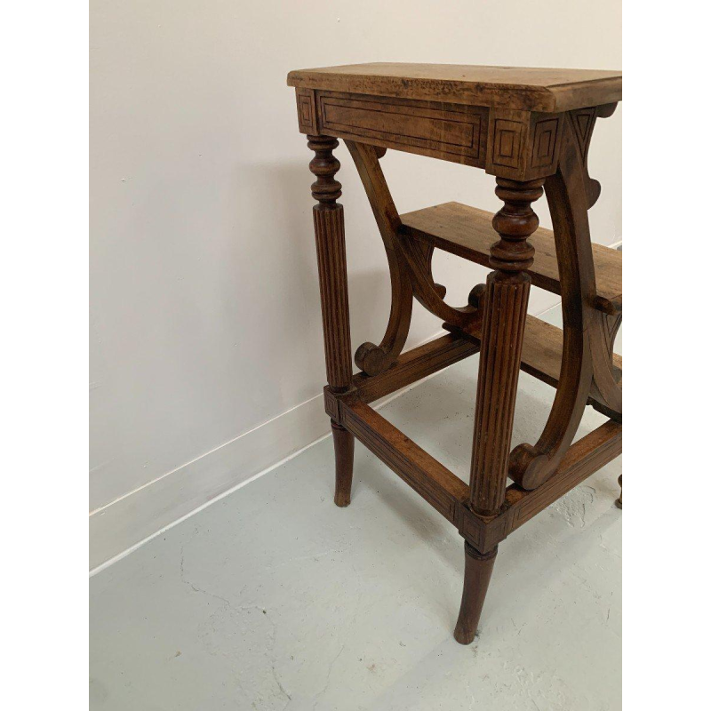 Escalier de bibliothèque en bois teinté à trois marches – XIXᵉ siècle
