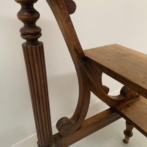 Escalier de bibliothèque en bois teinté à trois marches – XIXᵉ siècle