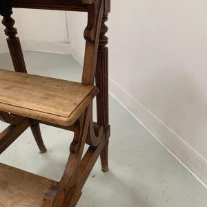 Escalier de bibliothèque en bois teinté à trois marches – XIXᵉ siècle