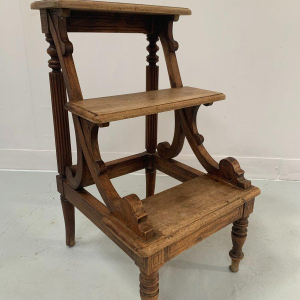 Escalier de bibliothèque en bois teinté à trois marches – XIXᵉ siècle