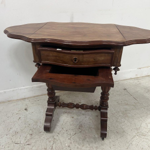 Table a ouvrage d'époque Napoléon en acajou et placage XIX siècle