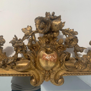 Miroir de style Louis XV en bois et stuc doré à la feuille d'or – XIXᵉ siècle