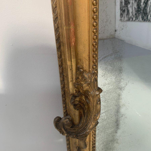 Miroir de style Louis XV en bois et stuc doré à la feuille d'or – XIXᵉ siècle
