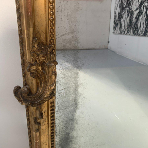 Miroir de style Louis XV en bois et stuc doré à la feuille d'or – XIXᵉ siècle