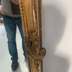 Miroir de style Louis XV en bois et stuc doré à la feuille d'or – XIXᵉ siècle